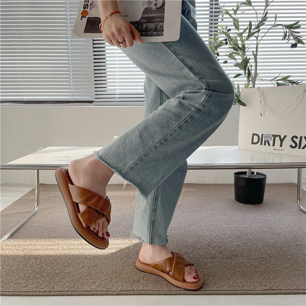 Moteriškos šlepetės iš eko odos plokščiu padu, tinkamos kasdieniam gyvenimui