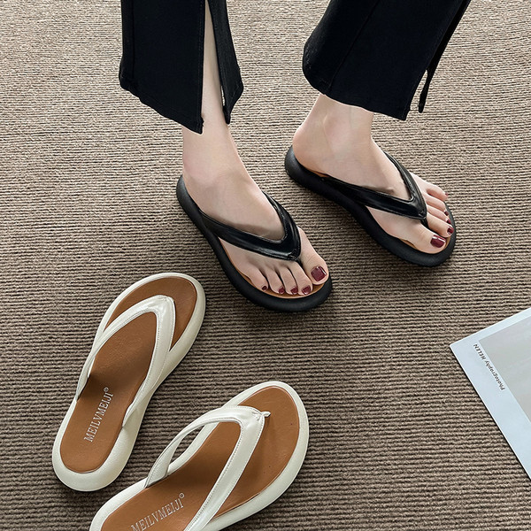 Ženske papuče s kožnim remenima za prste