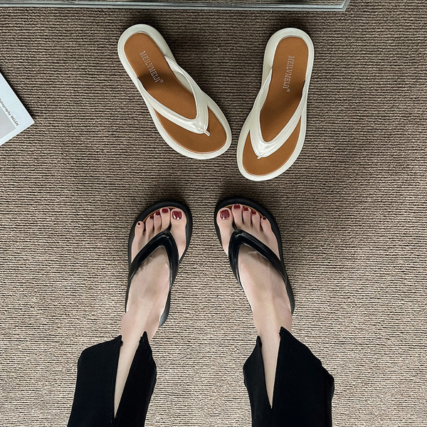 Ženske papuče s kožnim remenima za prste