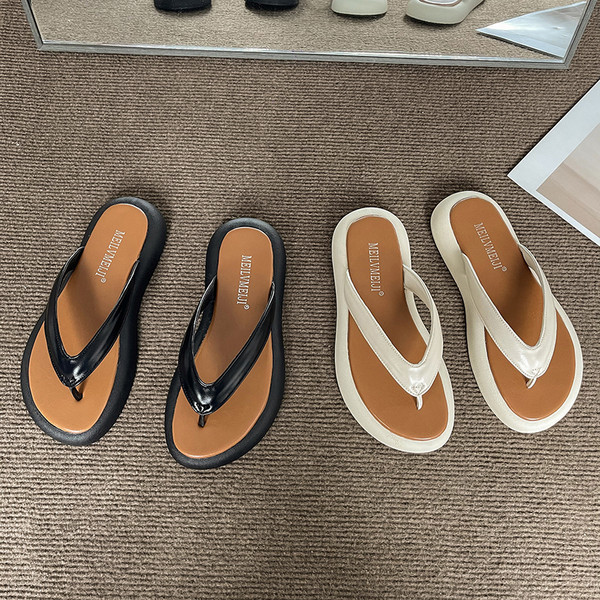 Ženske papuče s kožnim remenima za prste