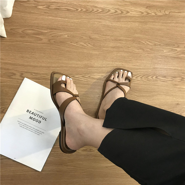 Įprastos moteriškos trijų spalvų odinės šlepetės