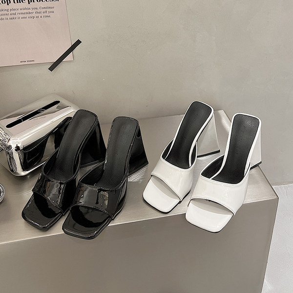 Γυναικείες κομψές παντόφλες με τακούνι