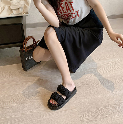 Νέο μοντέλο παντόφλες τετράγωνης επίπεδης σόλας