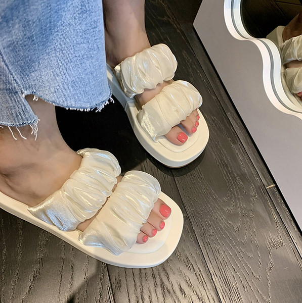 Νέο μοντέλο παντόφλες τετράγωνης επίπεδης σόλας