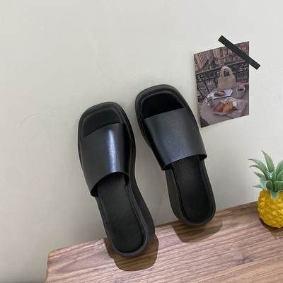 Κομψές γυναικείες παντόφλες από τεχνητό δέρμα