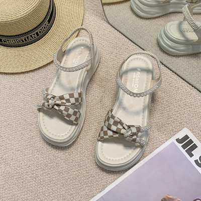 Γυναικεία πέδιλα με υφασμάτινο καρό λουράκι και διακοσμητικές πέρλες