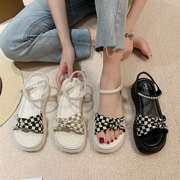 Γυναικεία πέδιλα με υφασμάτινο καρό λουράκι και διακοσμητικές πέρλες