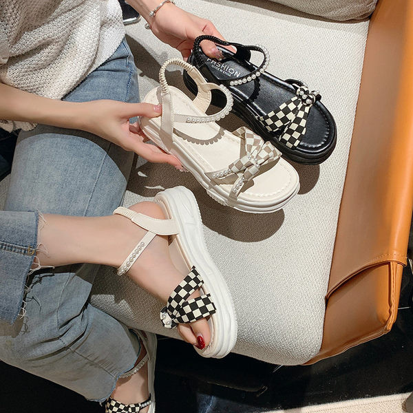 Γυναικεία πέδιλα με υφασμάτινο καρό λουράκι και διακοσμητικές πέρλες