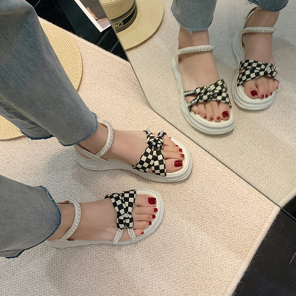 Γυναικεία πέδιλα με υφασμάτινο καρό λουράκι και διακοσμητικές πέρλες