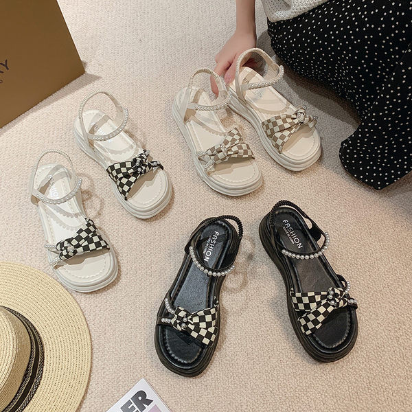 Γυναικεία πέδιλα με υφασμάτινο καρό λουράκι και διακοσμητικές πέρλες