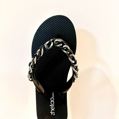 Γυναικείες σαγιονάρες με μεταλλική διακόσμηση