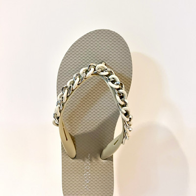 Γυναικείες σαγιονάρες με μεταλλική διακόσμηση