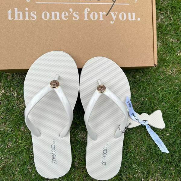 Ženske japanke između prstiju s ravnim potplatom