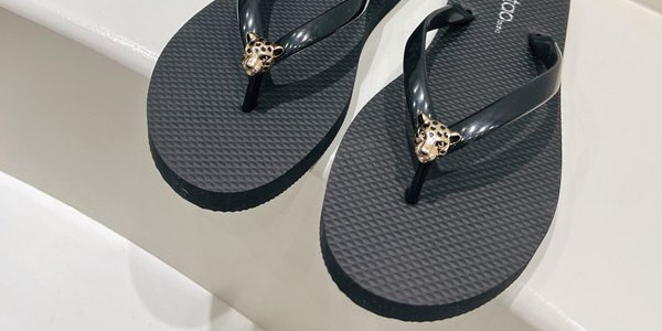 Ženske ležerne papuče s ravnim potplatom s metalnim ukrasima