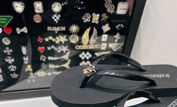 Ženske ležerne papuče s ravnim potplatom s metalnim ukrasima