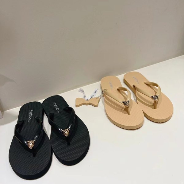 Ženske ležerne papuče s ravnim potplatom s metalnim ukrasima