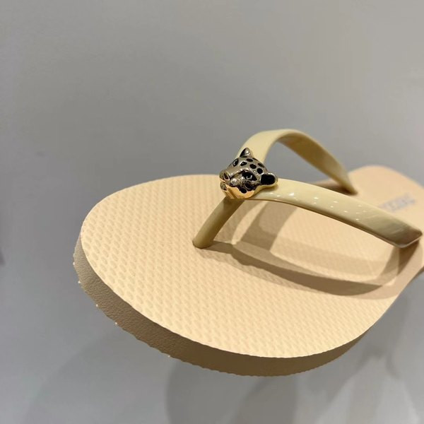 Ženske ležerne papuče s ravnim potplatom s metalnim ukrasima