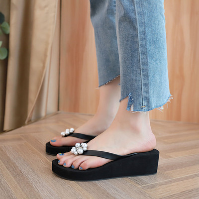 Ženske papuče između prstiju s ukrasima od bisera i kamenčića