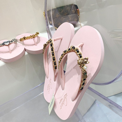 Σαγιονάρες παραλίας με μεταλλική διακόσμηση