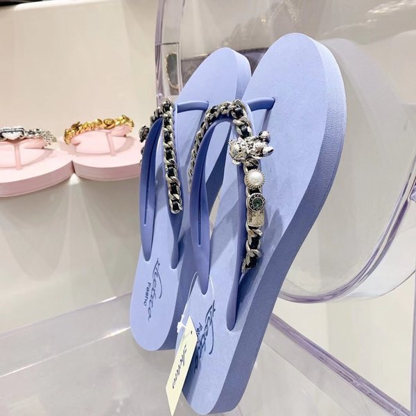 Σαγιονάρες παραλίας με μεταλλική διακόσμηση