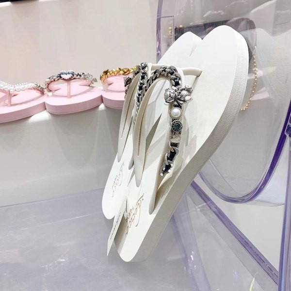 Σαγιονάρες παραλίας με μεταλλική διακόσμηση