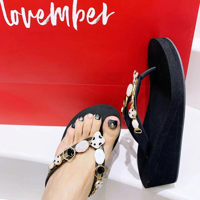 Γυναικείες παντόφλες ανάμεσα στα δάχτυλα με επίπεδη σόλα και πέτρινη διακόσμηση