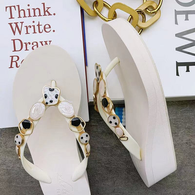 Γυναικείες παντόφλες ανάμεσα στα δάχτυλα με επίπεδη σόλα και πέτρινη διακόσμηση