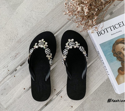 Νέο μοντέλο casual παντόφλες με διακοσμητικές πέτρες