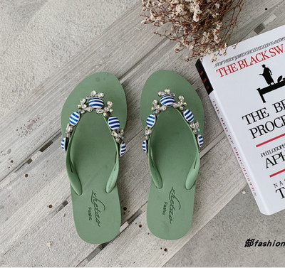 Νέο μοντέλο casual παντόφλες με διακοσμητικές πέτρες