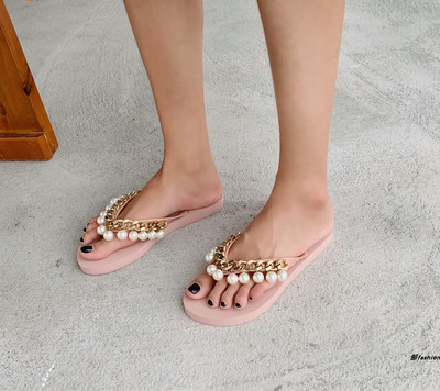 Moteriškos šlepetės su metaline grandinėle ir dekoratyviniais perlais