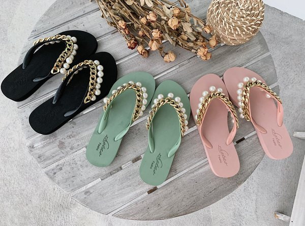 Moteriškos šlepetės su metaline grandinėle ir dekoratyviniais perlais