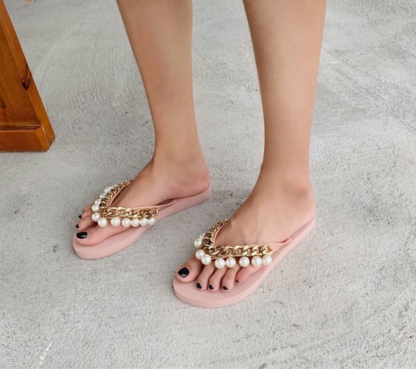 Moteriškos šlepetės su metaline grandinėle ir dekoratyviniais perlais