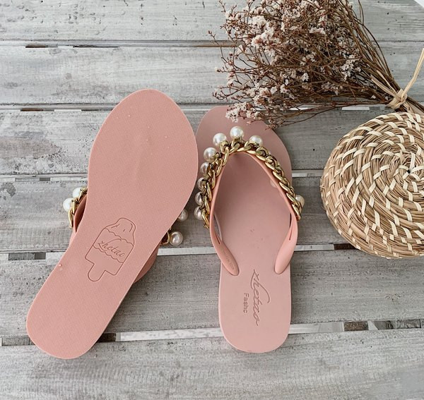 Moteriškos šlepetės su metaline grandinėle ir dekoratyviniais perlais