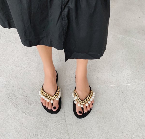 Moteriškos šlepetės su metaline grandinėle ir dekoratyviniais perlais