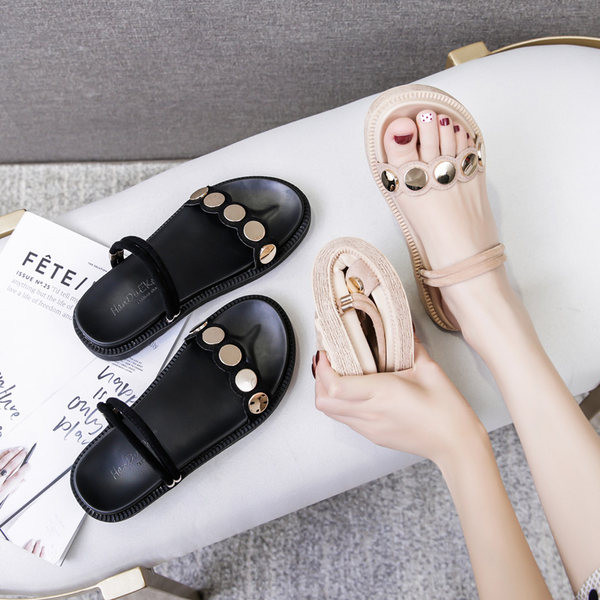 Novi model ženskih papuča sa ravnim potplatom i metalnim elementom