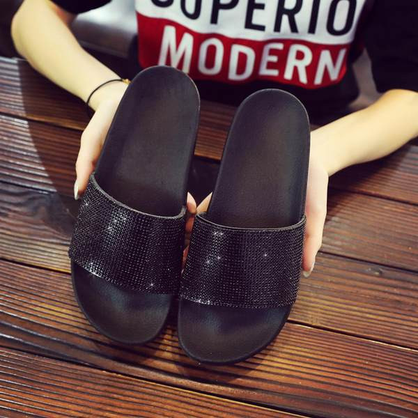 Ženske papuče sa sjajnim efektom i ukrasnim kamenčićima