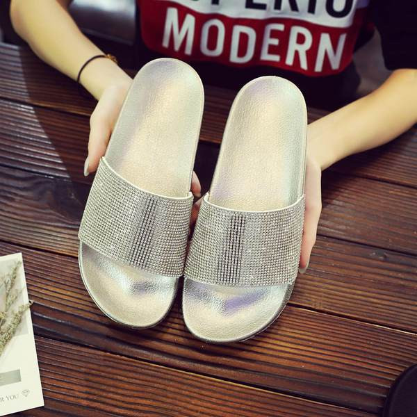 Ženske papuče sa sjajnim efektom i ukrasnim kamenčićima