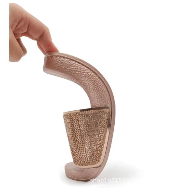 Ženske papuče sa sjajnim efektom i ukrasnim kamenčićima