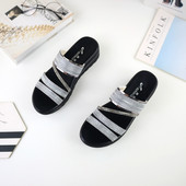 Ženske papuče na platformu sa sjajnim efektom