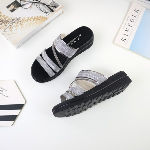 Ženske papuče na platformu sa sjajnim efektom