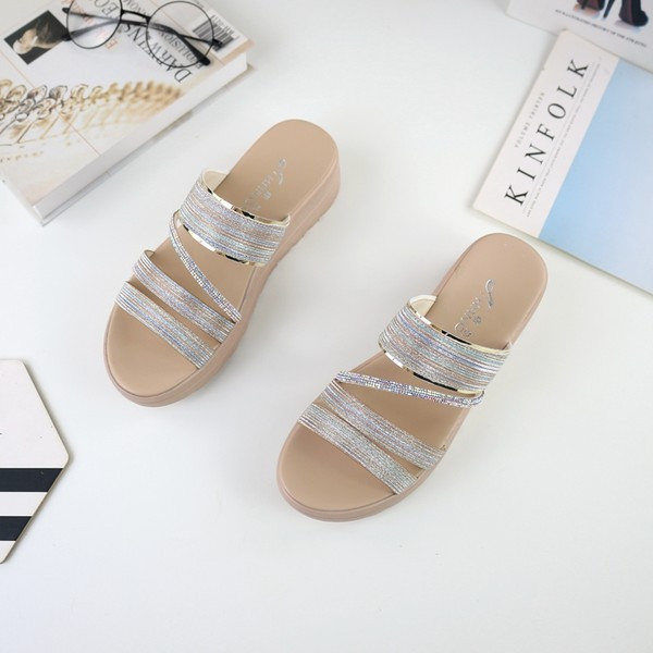 Ženske papuče na platformu sa sjajnim efektom