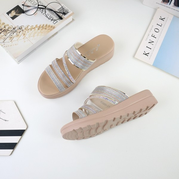 Ženske papuče na platformu sa sjajnim efektom