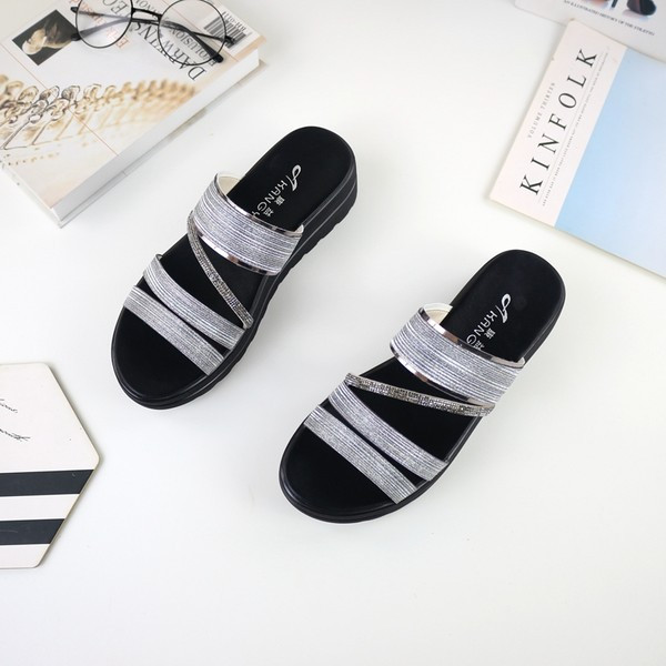 Ženske papuče na platformu sa sjajnim efektom