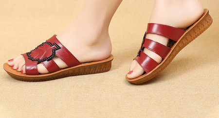 Ženske kožne papuče s ravnim potplatom i ukrasnim kamenčićima