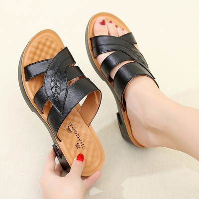 Ženske papuče s remenom od perforirane eko kože