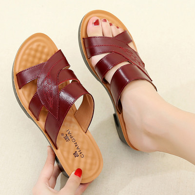 Ženske papuče s remenom od perforirane eko kože