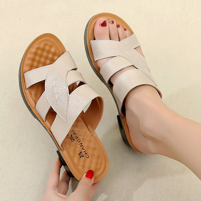 Ženske papuče s remenom od perforirane eko kože