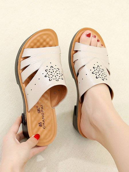 Ženske papuče s remenom od perforirane eko kože