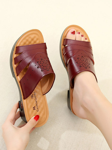 Ženske papuče s remenom od perforirane eko kože