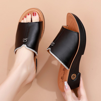 Γυναικείες παντόφλες από οικολογικό δέρμα με διακοσμητικές πέτρες